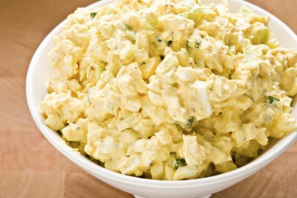Снимка: mensfitness.comСалата от яйца Продукти: ½ зелена чушка, нарязана на кубчета; 2 големи стръка целина, нарязани на кубчета; 4 стърка пресен лук, нарязани на тънко; 2 супени лъжици смлян пресен магданоз; 6 яйца, твърдо сварени, обелени и нарязани; 6 супени лъжици майонеза; 1 супена лъжица горчица; сол и черен пипер на вкус. Инструкции: Нарежете зеленчуците и варените яйца и ги комбинирайте в купа с майонезата и горчицата. След това добавете към салатата всичките подправки на вкус. Яжте салатата с листа маруля или с пресен домати. Ястието е за 3 порции като всяка ще съдържа 374 калории; 35 гр мазнини; 14 грама протеини; 5 грама въглехидрати; 1 грам фибри.