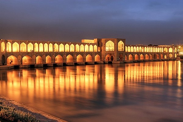 Снимка: Khaju Bridge, ИранТой е построен през XVII век от Шах Абас II, по време на най-великия период за исляма. Известен е с красивата си златиста нощна гледка и с двата си големи павилиона в  центъра, които са построени специално за романтичната почивка на шаха.