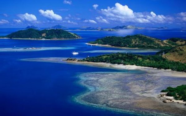 Острови Маманука (Mamanuca Islands)Снимка: jitourism.comТе са част от островната държава Фиджи и представляват вулканичен архипелаг от около 20 острова. За съжаление са се превърнали в една от най-популярните ваканционни дестинации, на Фиджи заради красивите им бели плажове и уникална природа. Няколко от островите Маманука са необитаеми, тъй като нямат естествен източник на питейна вода. Такъв е остров Монурики, който е изолиран на десетки километра от другите. Тук е сниман филмът с Том Ханкс „Корабокрушенецът”.