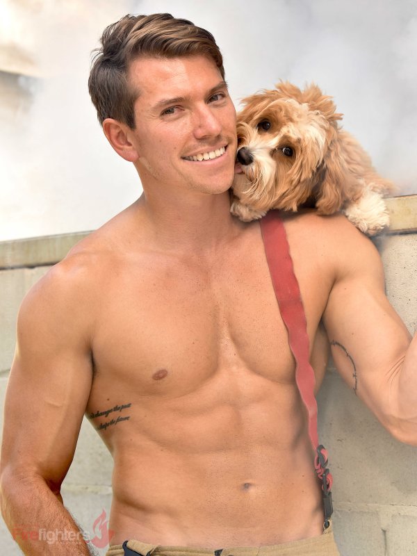 Снимка: @australianfirefighterscalendar.com