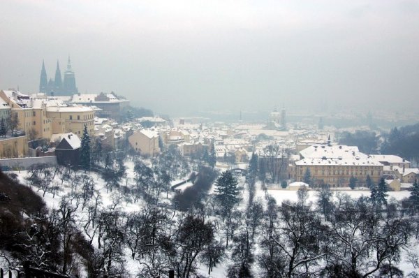В далечината - кулата в Петрин... Снимка: Prague.net