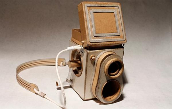 Снимка: thedesigninspiration.com via ecofriend.comДизайнерът Киел Джонсън, носител на многобройни награди за уникалните си произведения, също намира вдъхновение в картона и е създал цяла серия ретро фотоапарати изцяло от него.