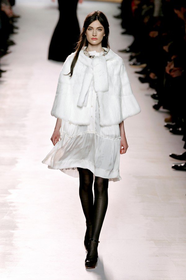 Пелерина и ефирна рокля Nina Ricci, зима 2011-2012.Снимка: Elle