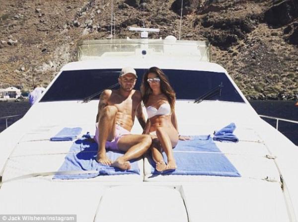 Джак Уилшър си отдъхва на Санторини с половинката си;  Снимка: Instagram
