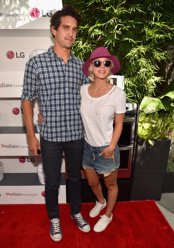  Снимка: Getty Images Кейли Куоко и Райън СуийтингКомедийната актриса обяви, че ще се развежда с тенисиста през септември. Двамата се ожениха на 31-ви декември 2013 година по време на пищна церемония в ранчо в Южна Калифорния.
