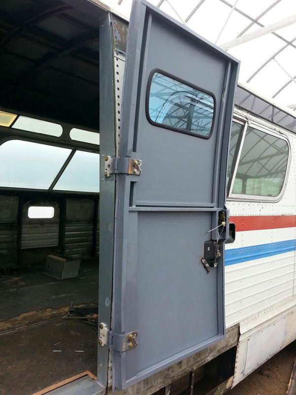 www.instagram.com/thebustinyhome/