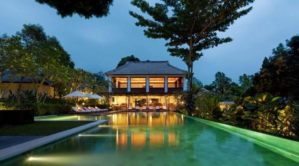 Снимка: freshome.com3. Como Uma Ubud Resort се намира в Бали, Индонезия и предоставя изглед към долината Тджампухан в градчето Убуд. Курортът разполага с 29 стаи, някои от които са тераси с шатри от по четири легла, обвити в бял воал, помещения на открито в градината с достъп до езеро с риба, места за сядане и апартаменти. Невероятният 25-метров басейн е изграден сред буйни зелени ливади и тропически дървета.
