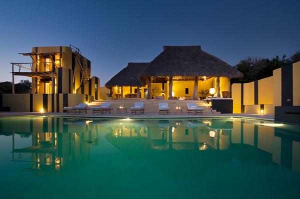 „Каса Алтиплано“, Мексико (Casa Altiplano in Costa de Carreyes, Mexico); Снимка: smashingtops.comПоследният имот в този списък от луксозни вили е екзотичната „Каса Алтиплано“, която е построена на едно от най-красивите места за почивка в света. Тя е усамотена, романтична, стилна и готова да задоволи най-големите претенции на своите гости. Декорирана е в мексикански стил с модерен завършек и е оборудвана с най-новите технически съоръжения. Вилата е наистина сбъдната мечта за всички почиващи в нея. Наемът й започва от 2500 долара на вечер.
