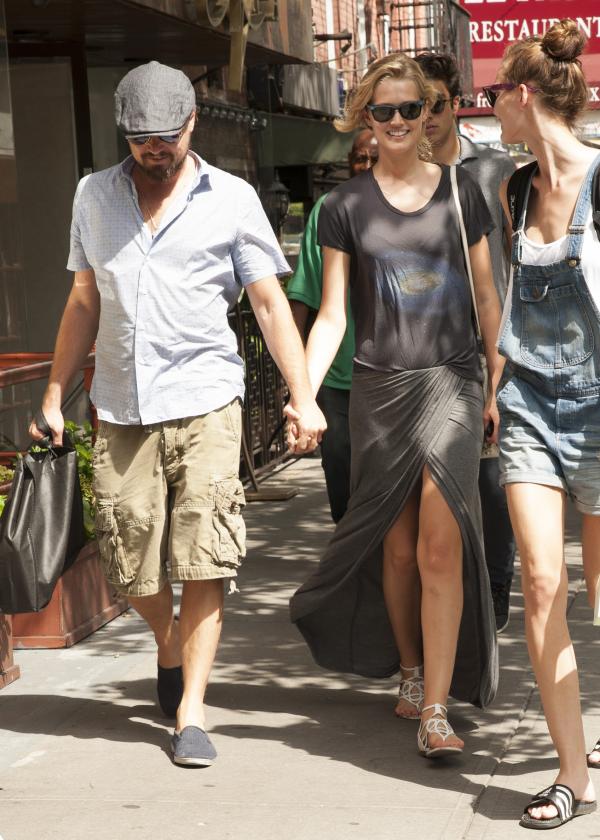 Леонардо Ди Каприо и Тони Гарн  40-годишният холивудски актьор и 22-годишната руса красавица бяха заедно година и половина, но се разделиха в началото на декември.Снимка: Splash News