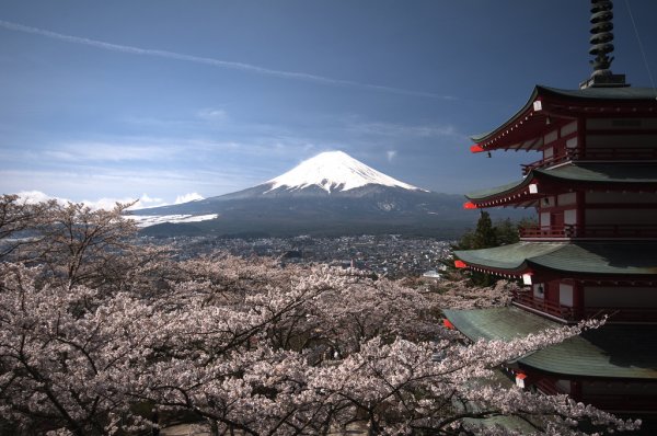 Най-красивият Mount Fuji Снимка: flickr.comПланината Фуджи е най-високата в Япония и един от най-красивите вулкани в света заради формата си - перфектен симетричен конус. Той е символ на Япония и много важен елемент от местните религиозни вярвания, както и една от най-сниманите планини в света. Последно е изригвал през 1707 г. и в момента се води за активен, но с малък риск от изригване.