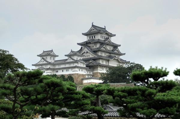 Himeji Castle. Japan. Himeji Castle, известен също като „Замъкът на бялата чапла“ поради невероятния си бял екстериор и зашеметяващ комплекс, състоящ се от 83 дървени сгради. Един от най-необичайните защитни елементи на замъка е лабиринт от пътеки, водещи към основата му. Те са проектирани под формата на спирала, така че всеки нарушител би се придвижвал трудно, докато не изпадне в паника и безизходица. Замъкът е построен през 14 век и се намира в района на Кансай, Япония.Снимка: opentravel.com