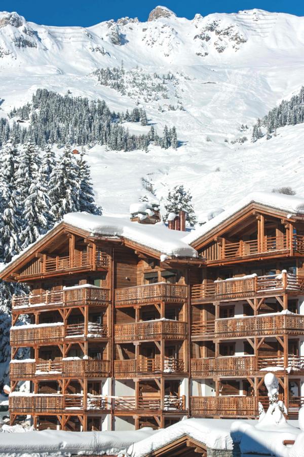 8. CORDEE DES ALPES – ШвейцарияЛуксозното планинско убежище се намира в един от най-престижните световни ски курорти. От 20:30 до 22:00 часа спа центърът на хотела може да се запази само за пожелалите гости, да се наредят свещи около басейна и да се поднесе бутилка шампанско.Снимка: adelto.co.uk