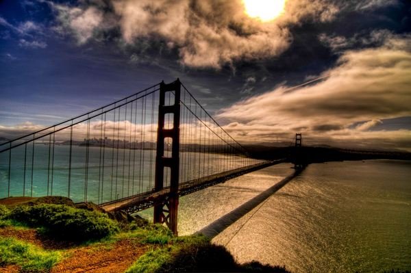 Снимка: Golden Gate Bridge, Сан ФранцискоТози мост се намира на западното крайбрежие на САЩ и е открит на 27 май 1937 година. Дълъг е 2737 метра и е блестящ пример на архитектурния стил Арт деко. Сан Франциско, често идентифицира либералния дух на жителите си с този мост.