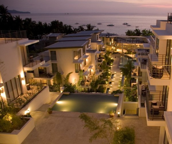 Discovery Shores Boracay, Боракай, ФилипиниТози хотел се намира в участъка с най-мекия пясък в света, известен с името Белия Плаж. Мястото разполага с 88 стаи и апартаменти, някои от които с джакузи. В имота има и страхотни басейни, така че някои от гостите дори не стигат до морето, което е на метри от тях.Докато си почивате на чист въздух около вас „кръжат“ любезни сервитьори, които ви носят постоянно коктейли от мохито с различни плодови сокове и екстракти.Снимка: Discovery Shores Boracay