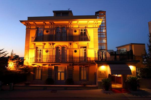Снимка: trivago.deХотел Villa Traiano – Benevento (Беневенто, Италия)В сърцето на старинното градче Беневенто се намира 4-звездния хотел Villa Traiano. Районът около него отдавна е известен с магическата си аура. Местните разказват, че преди години в там са се събирали вещици, които са танцували и пеели. Техните ритуали останали неразбрани от населението в региона и се наложило вещиците да покажат на какво са способни. До ден днешен жителите на Беневенто вярват, че все още има вещерски сборища.