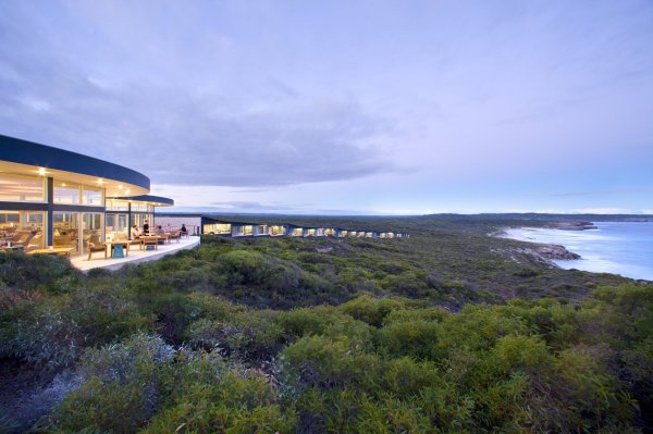 Southern Ocean Lodge, Остров Кангару, АвстралияРаят за всички сърфисти е Австралия. И тъй като те искат максимално бързо да се озоват на плажа, има толкова много хотели, които са само на метри от вълните. Този освен с пясък, може да се похвали и със зеленина. Намира се на 30 минути от Аделаида. Разполага с 21 апартамента с тераси, пълни с произведения на местните занаятчии.Най-хубавото е, че терасите гледат директно към морето, така че вечер можете да се опънете с книга или с чаша вино (може и друго питие) и просто да зяпате вълните след една освежаваща баня.Снимка: Southern Ocean Lodge