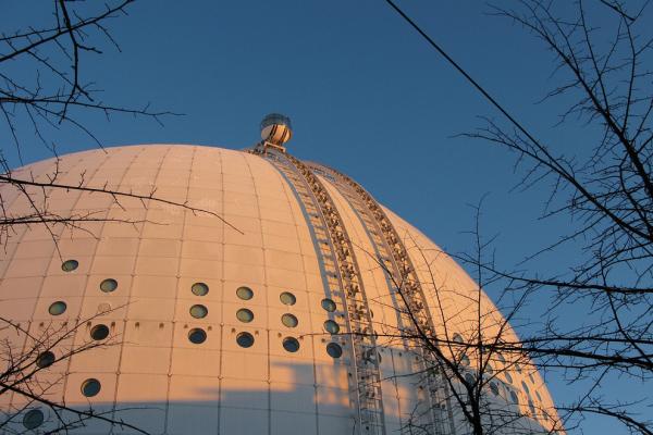 Снимка: flickr.com"SkyView Globen" в Стокхолм е известна като националната арена на Швеция. Това е най-голямата полусферична сграда в света, а посетителите могат да се изкачат от дъното на сградата до самия ѝ връх.
