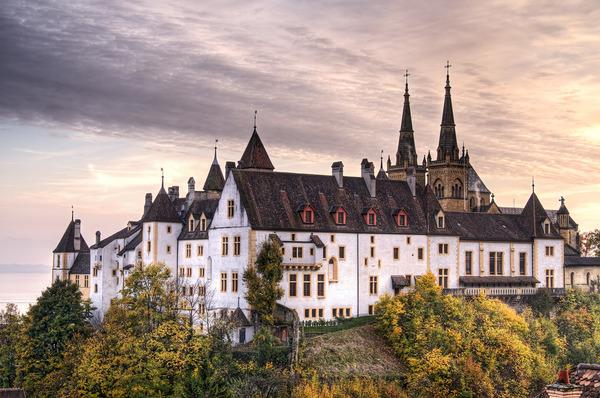 Neuchâtel Castle. Switzerland. Замъкът, построен в края на 10 век, е подарък от Рудолф III, крал на Бургундия, към съпругата му. Този щедър подарък дава и името на града, езерото и след това на швейцарския кантон, където се намира замъкът. Възстановен през 15-ти и 17-ти век, днес замъкът е седалището на кантоналното правителство и съдилище.Снимка: opentravel.com