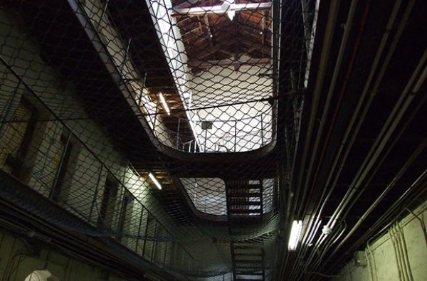 9. Fremantle Prison's Tunnels – АвстралияЗа да обиколите тунелите на затвора, ще трябва да се преоблечете като затворник – с гащеризон, гумени ботуши, каска и фенер. След това трябва да изкачите 20-метрова стълба. Ако все още сте заинтересовани, имайте предвид, че ще ви се налага да преминавате през проходи, някои от които високи само 1,50 метра.Снимка: travel.yahoo.com
