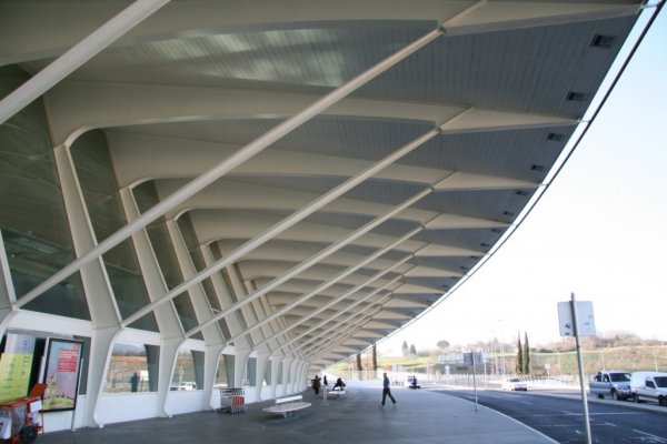Снимка: thewondrous.com;Летище "Сондика", Билбао, Испания (Sondika Airport, Bilbao, Spain)