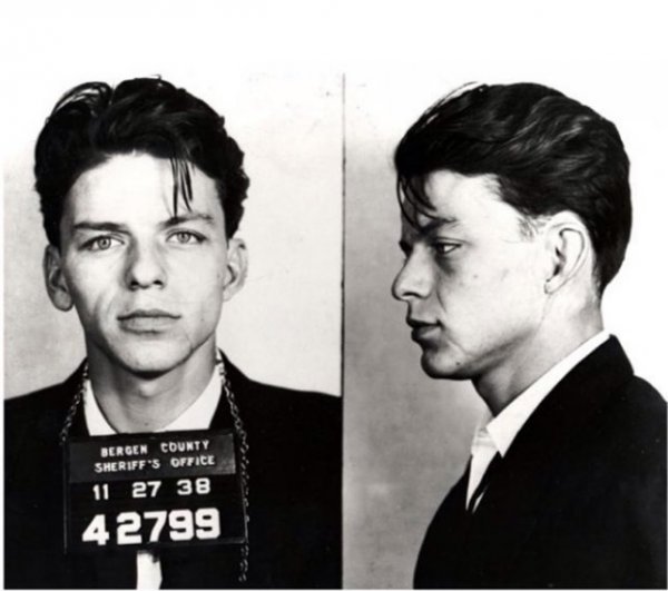 Франк Синатра на 23 години, през 1938 г., когато бил арестуван за сбиване. Снимка: Instagram
