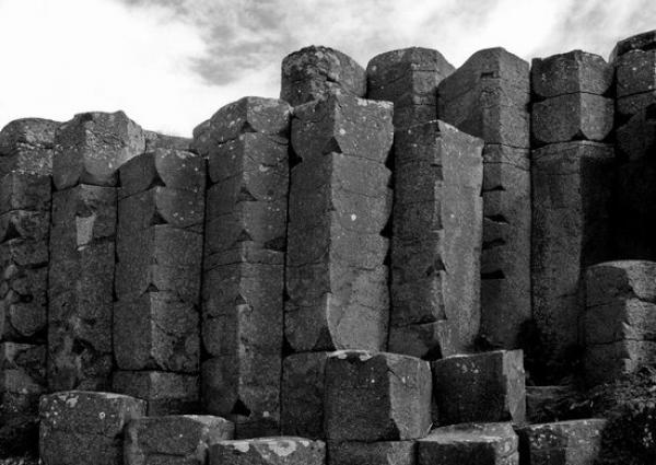 Снимка: Flickr, Северна Ирландия: The Giant’s Causeway / The Giant’s Causeway се намира на североизточния бряг на Северна Ирландия. Легендата разказва, че гигантът Фин Маккул построил каменната стена, за да може да устои на нападението на своя враг Benandonner в Шотландия. Каменната формация изглежда като съвкупност от шестоъгълни отсечени фигури, дело на човешка ръка, но това е естествено образувание от базалт, създадено от вулканична дейност. По време на терциерния период - преди около 65 милиона години, това парче земя се е намирало близо до екватора. Изригванията и пътеките лава изиграли основна роля в образуването на стълбовете. Геометричните фигури се оформили от кристализацията на базалт докато се е охлаждал и напуквал. The Giant’s Causeway е отворен за обществеността и може да бъде достигнат с автобус.