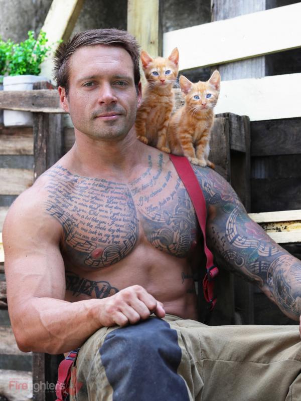 Снимка: @australianfirefighterscalendar.com