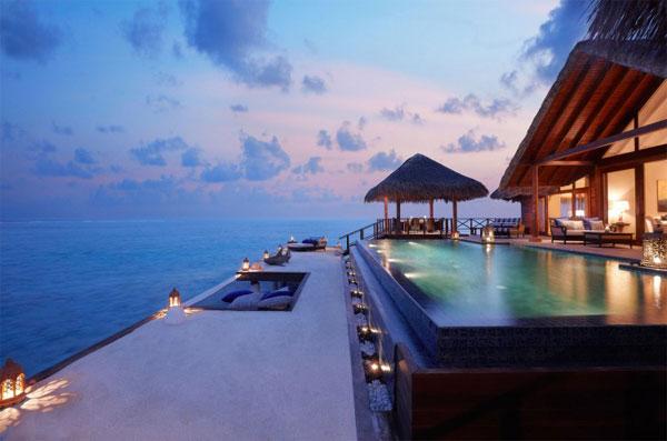 Снимка: freshome.com5. The Taj Exotica Resort and Spa в  Малдивите е пет-звезден курорт, характерен със своите буйни тропически растения и кристално чисти сини води. Намиращи се в една от най-големите лагуни в района,  апартаментите за настаняване са разположени идилично по ивицата на плажа, създаващи прекрасна спокойна атмосфера за своите посетители.