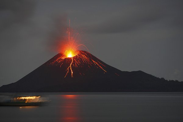Най-разрушителният вулкан: Krakatau , Снимка: flickr.comОстров Кракатау (Krakatau) се намира в Индонезия, между Ява и Суматра. Островът експлоадирал през 1883г. и причинил смъртта на 40 000 души! Експлозията е създала и най-мощният звук, чут досега от човешките същества в съвременната история. Според записките дори в Австралия са го чули! Една година по-късно, когато изследователи се осмелили да разгледат острова, намерили само едно живо същество там – паяк.