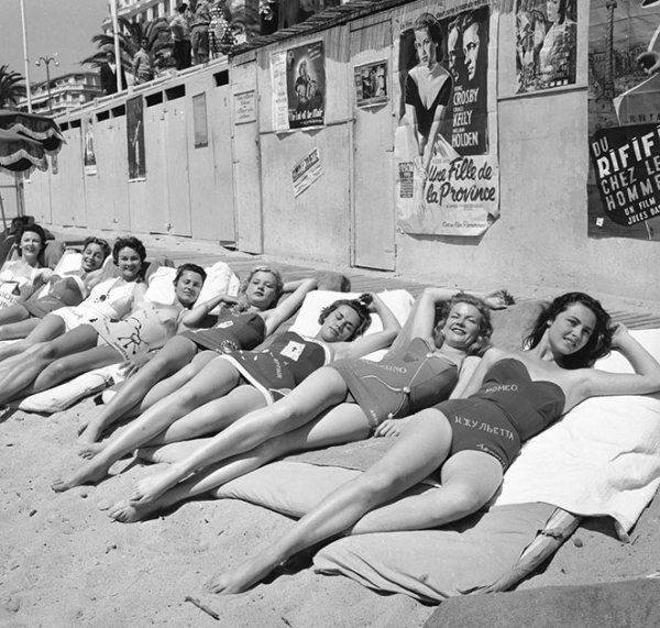 Актриси на плажа в Кан през 1955 г. Снимка: Roger Viollet / East News