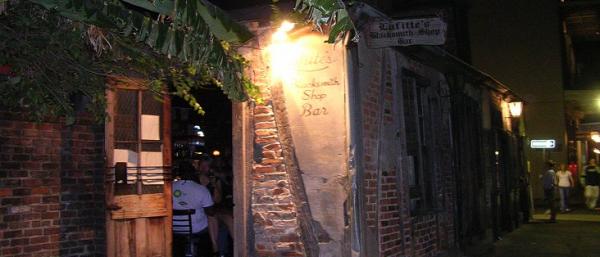 Снимка: lafittesblacksmithshop.comLafitte's blacksmith shop bar е построен между 1722 и 1732, е кръстено на името на пирата, предприемач и моряк, участник в битката при Ню Орлеанс Jean Lafitte. Намиращ се във френския квартал, осветен главно от светлината на свещите, барът предлага напитки на добри цени и много от „чара на старите времена”.