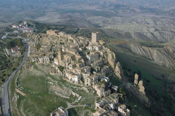 Снимка: smashingtops.comКрако, Италия (Craco, Italy) Този красив, средновековен град, чието население навремето е било около 2000 души, днес е напълно обезлюден. Причината се крие в серия от нещастия в района. Първата световна война, неплодородната земя и няколкото земетресения тук убеждават населението да си търси щастието и да устрои живота си на друго място. 