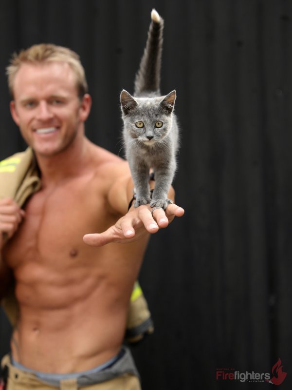 Снимка: @australianfirefighterscalendar.com