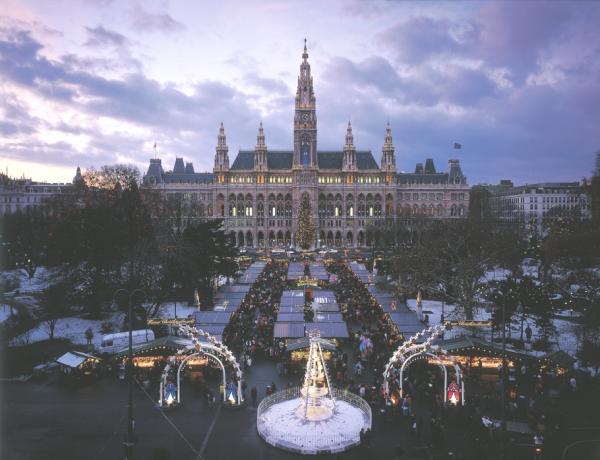 4. Австрия - Visit Vienna (17-ти ноември – 24-ти декември)Виена организира своя коледен пазар от 13-ти век насам. Част от уникалния фон на пазара е кметството на града. Характерно за виенския коледен пазар са невероятните традиционни сладкиши с бадеми и мед, които задължително трябва да опитате. Сергиите тази година са общо 140, така че може да откриете много интересни неща.Снимка: adelto.co.uk