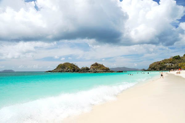 Снимка: travel.allwomenstalk.comLameshur Bay, Сейнт ДжонПрекрасен и живописен, ако успеете да достигнете този плаж по скалистите хълмове, които го заобикалят, ще ви омагьоса и плени с красотата си завинаги. Ако не се гмуркате, печете или разхождате из горичката край него, обезателно трябва да разгледате руините, останали тук от незапомнени времена. Рай, безвремие и спираща дъха красота...