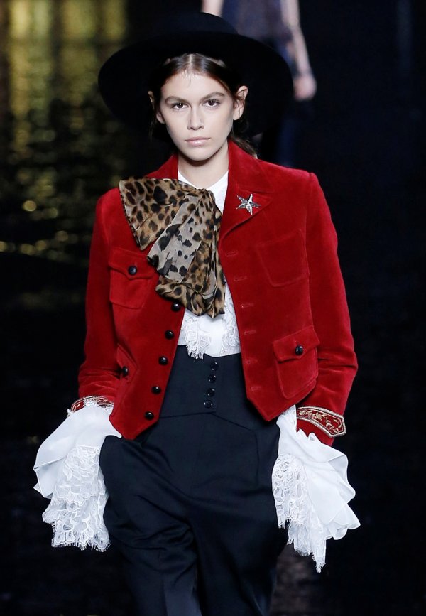 Кая за дизайнера Anthony Vaccarello като част от новата колекция на модна къща Saint Laurent; Снимка: Reuters