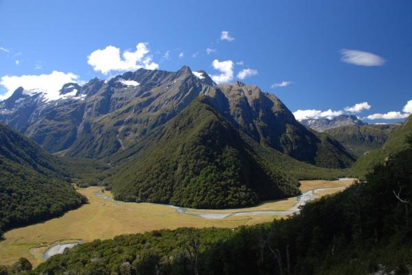 Снимка: kiwinzРутбърн (Routeburn Track), Нова ЗеландияРутбърн е световно известен туристически маршрут, който се намира на Южния остров на Нова Зеландия. Тук ви очакват зашеметяващи пейзажи, част от които може и да сте виждали във „Властелина на пръстените“. 39-километровото трасе минава в основата на Южните Алпи и през двата национални парка „Фиордленд“ и „Маунт Ъспайъринг“. Основното предизвикателство на този поход, всъщност е да си осигурите място за него тъй като броят допуснати туристи е много ограничен и ще ви трябва предварителна резервация.