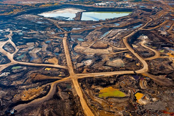 Зона в Алберта, Канада, която е разрушена от токсични отпадъциСнимка: Overdevelopment, Overpopulation, Overshoot
