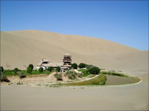 Оазис Турпан (Turpan) - Китай, Снимка: votebits.comГрад Турпан е известен и с другото си име Тулуфа. Намира се в Западен Китай и по-точно в синдзян-уйгурски автономен регион. Това място е известно както между местните, така и за туристите. На около 8 километра се намират останките от Жиохе - граничен гарнизонен град, разрушен някога от Чингиз Хан. През този център на плодородието някога е минавал Пътят на коприната.