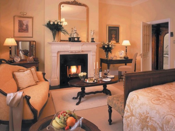 9. KILLARNEY PARK HOTEL – Кери, ИрландияЛуксозният петзвезден апартамент на хотела предлага освен изискан стил, така и уюта на камината.Снимка: KILLARNEY PARK HOTEL