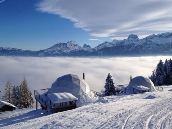 Снимка: cntraveler.comWhitepod HOTELЛе Серние, ШвейцарияИзолираният хотел се намира в заснежен рай под Бернските Алпи, а гостите могат да стигнат до него само пеша, със ски или с впряг с кучета и шейна. Хотелът има частна ски писта, дълга четири мили. Предлага планински туризъм с придружител. Естествено, хотелът е отворен само през зимата. Лятото тази конструкция се демонтира.