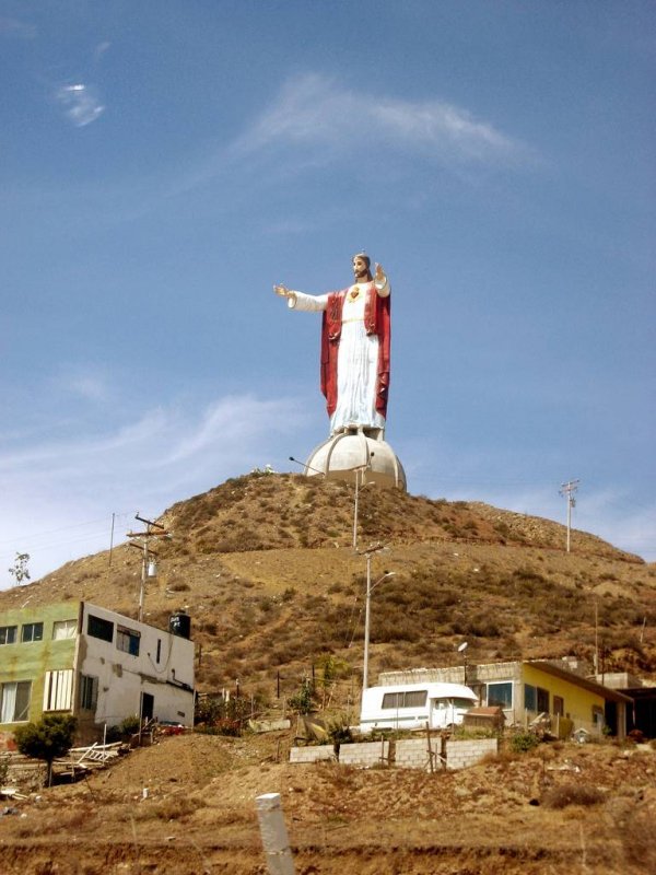 5. Christ of the Sacred Heart в Мексико – височина: 23 метраСтатуята е отдалечена на почти 10 километра от мексиканския град Росарито, но е в непосредствена близост до курортния град Ел Моро. Скулптор на цветния Исус е Грегорио Тихуана. Christ of the Sacred Heart е най-високата цветна статуя на Исус Христос.Снимка: SuperFem