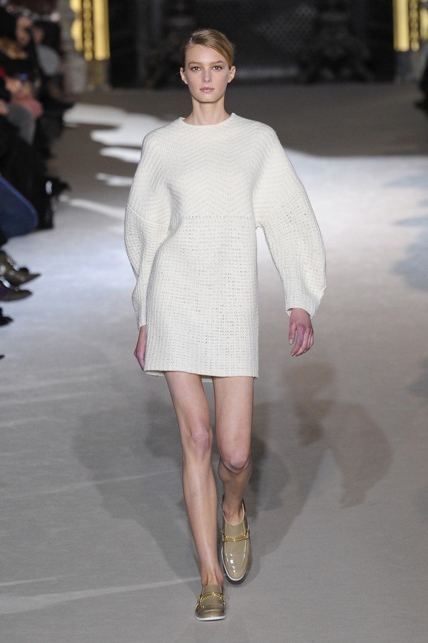 Рокля със широки ръкави от Stella McCartney зима 2011-2012.Снимка: Elle