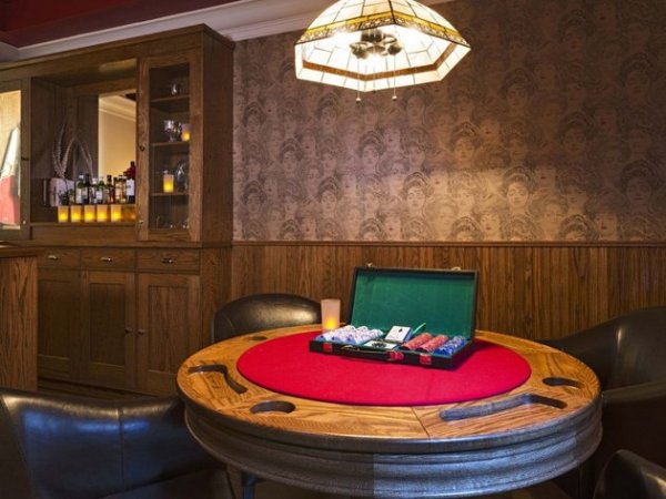 Снимка: travel.yahoo.comСтаята „Speakeasy“ в хотел „Карлтън“Ню ЙоркТази стая в нюйоркския хотел „Карлтън“ отдава почит на сухият режим в града. Тук има тайна стая в съседство със спалнята, в която се влиза през скрита врата, маскирана като библиотека. След като влезете в тази уютна стая, можете да се отдадете на изобилие от забранените неща, включително да поиграете покер на специалната маса с карти и чипове. 