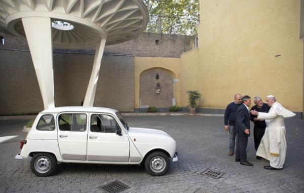 Колата на папа Франциск е Renault 4. Снимка: therichest.com