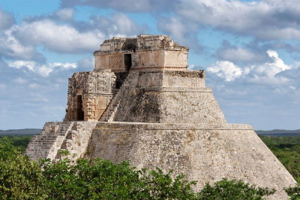 Pyramid of the Magician Снимка: Dreamstime Намира се в древния град Уксмал, Мексико и е най-отличителната конструкция на маите на полуострова Юкатан. Уникална е заради овалната основа, заоблените страни, значителната височина и стръмният склон. Построяването й започнало през 6 в. сл. Хр. и продължило цели три века. Според легендите богът -магъосник Итзамна използвал способностите си и я издигнал само за една нощ.