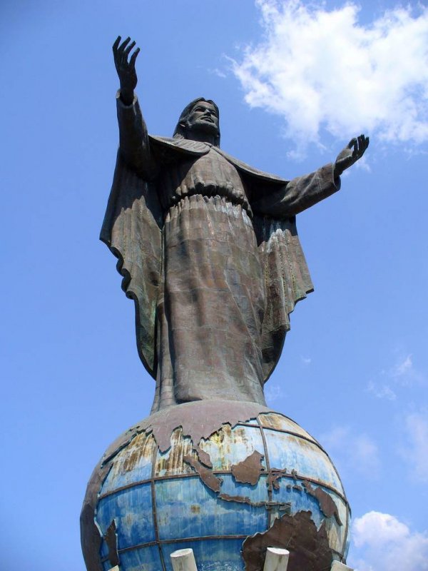 11. Cristo Rei of Dili в Източен Тимор – височина 27 метраСтатуята е подарък от правителството на Индонезия за народа на Източен Тимор. По това време Източен Тимор все още е провинция на Индонезия, докато не се превръща в суверена държава през 2002 година. Оттогава Cristo Rei of Dili се превръща в една от най-големите атракции в Източен Тимор. Статуята е изградена от мед и завършена през 1996 година.Снимка: yeowatsup