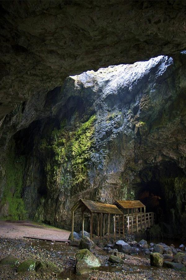 Снимка: Jenni DouglasПещерата „Сму“, Шотландия (Smoo Cave)Пещерите „Сму“ са уникално образование във Великобритания, което се е формирало, както от дъждовната вода, така и от морската вода. Първата галерия е приливно ждрело, докато вътрешните са били създадени от ерозия от сладководна вода. Пещерата е разположена в дъното на малък морски ръкав, който навлизайки в сушата, е издълбал меките варовикови скали. В една от галериите водите на река „Алт Сму“ пропадат в процеп, дълбок 24 м. Над реката се преминава по мост и от отсрещната площадка се наблюдава хубава гледка към подземния водопад (Fallis Smoo).