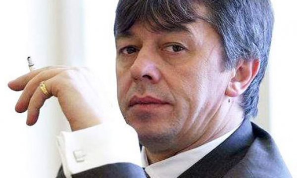 Безспорен фаворит по потомство сред познатите у нас лица е Румен Гайтански, познат като Румен Вълка, Боклукчийският бос е апетитна хапка с натрупаните си милиони, от които са се облажили не малко жени. Според мълвата той има четири деца от различни дами и в момента не е с никоя от тях. Преди манекенката Ася да му момиченце на име Tea, Царят на боклука е направил деца на поне още три жени. Говори се, че Гайтански има момиче от брака си със заможна германка, за която се оженил през 1988-а, когато емигрирал в ГДР.През 2002-а бившият концесионер на боклука в София успя да отмъкне носителката на титлата "Мис България 2001" Ивайла Бакалова от боса на "Мултигруп" Илия Павлов. След година тя му роди дъщеричка и я кръсти Рая. Според непотвърден слух Гайтански има и четвърто дете от "простосмъртна" нашенка, родено още преди Вълка да емигрира в Германия и също е момиче. Толкова много жени, а после се питаме защо мъжете са на изчезване!?!Снимка: Личен архив