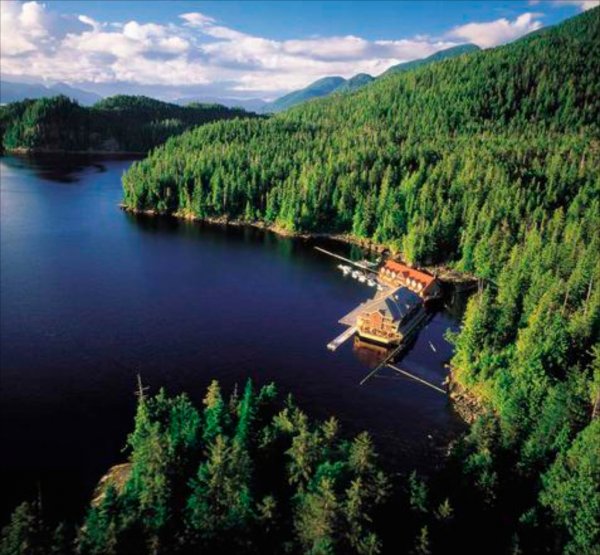 Снимка: visionarywild.comKing Pacific Lodge, КанадаТози невероятен плаващ хотел на пръв поглед изглежда почти като всеки друг. Но истината е, че тук ви очаква 5-звезден лукс, който на малко места в света можете да откриете. Хотелът разполага със 17 супер апартамента, обзаведени почти като дворци. Това място е едно от най-изисканите в света, а до него се стига само с хидроплан.